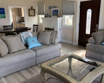 Waterfront property - On the Beach - Brick - Living room