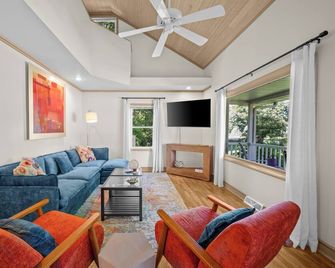 Welcome to Sips & Shore Inn! Tranquil location between the shore and wineries. - Stevensville - Sala de estar