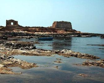 هوتل باركو ديلا روكا - راغوزا - شاطئ