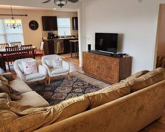 Cozy, quiet, comfortable 3br house, across from the Laurel High School. - Laurel - Living room