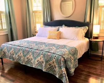 King Bed Family Friendly Cottage - Walk To Zoo & Waterpark - Near Downtown & Midtown - Hattiesburg - Bedroom
