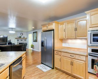Anchorage Home about 8 Mi to Downtown! - Anchorage - Kitchen