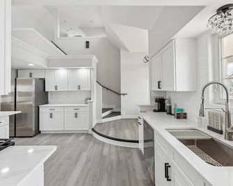 Charming newly updated home in Avalon with endless views of bay and sunset - Avalon - Kuchnia