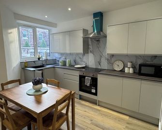Vicvic Guest House - Manchester - Cuina