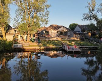 Picturesque Luxury Waterside Villa - Niagara Falls - Outdoor view