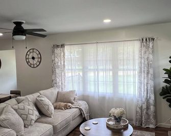 Charming 2 bedroom 1 bath cottage in Wisconsin Dells - Wisconsin Dells - Living room