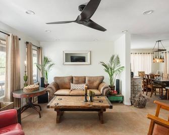 4 Beds, 2Bath in the beautiful Wine Country Hills 1hr from San Diego. - Ramona - Sala de estar