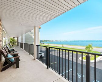 Gold Coast Inn Breathtaking Sunsets Deluxe Queen Garden View 109 - Traverse City - Balcón