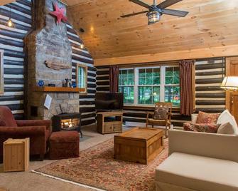 Renovated & rustic cozy cabin with large yard, close to Ohiopyle - Farmington - Sala de estar