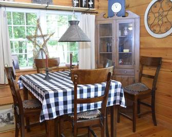 Peaceful lakeside getaway. Enjoy morning coffee listening to the loons. - Parsonsfield - 餐廳