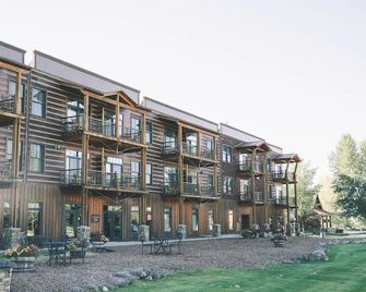 Two Bedroom Luxury Suite | Bronze Buffalo Ranch - Victor - Budova