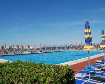 Hotel Baia Del Sole - Civitavecchia - Bể bơi