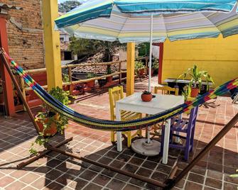 تيوكالي هوستل أدالتس أنلي - بورتو فولارتا - شرفة