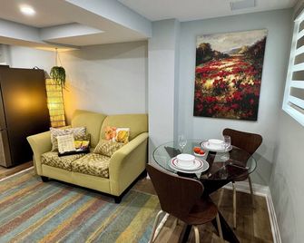 Lake Breeze Apartment, Ev Charging & Free Parking - Аджакс - Їдальня