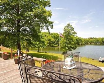 Natchez Trace RV Campground - Hohenwald - Patio