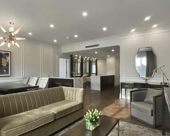 The Chateau Grande Hotel - East Brunswick - Вітальня