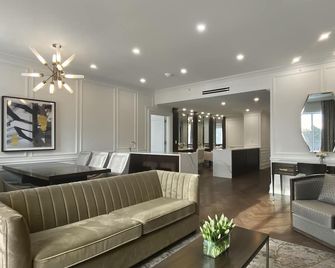 Chateau Grande Hotel - East Brunswick - Wohnzimmer