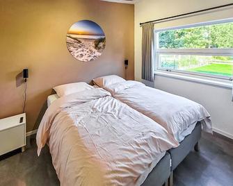 Enjoy a relaxing and varied holiday in this modern holiday home. - Den Oever - Habitación