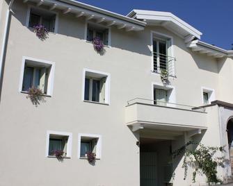 Il Cortile Friendly House - Borgomanero - Будівля