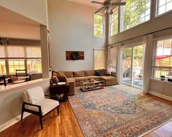 Light and bright 3-bedroom house in Brentwood with seasonal pool - Brentwood - Living room