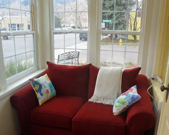 Lovely 1 Bedroom Apartment In The Heart Of Golden - Golden - Living room