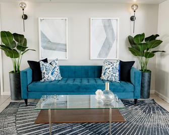 Quality Inn & Suites Lathrop - Lathrop - Living room