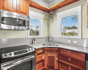 Luxury Riverfront Townhouse with Pool and Gulf View - Carrabelle - Cocina