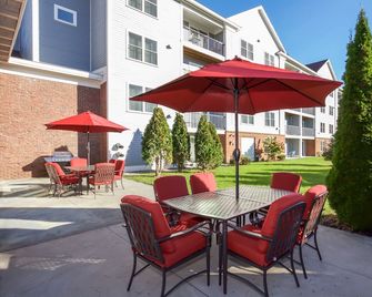 White River Inn and Suites - White River Junction - Binnenhof