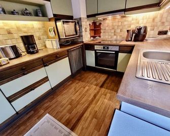 10 Min zur Altstadt, Scheunen Ferienwohnung, Sternenhimmel im Wintergarten mit Grill, Lift und Kino - Trewir - Kuchnia