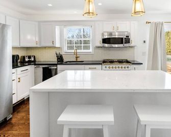 7 mins from the beach! Gorgeous home for the perfect vacation. - Hampton Bays - Küche