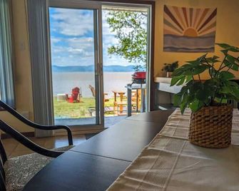 Chalet Studio #1 Waterfront with Spa Fireplace & Wifi - Cap-Saint-Ignace - Salle à manger