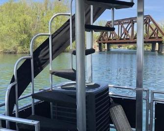 Houseboat At The Mouth Of Seneca Lake! - Geneva