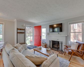 Three Bedroom Aksarben Cottage - Omaha - Living room