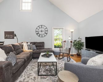 The Cottage at Virginia Sojourn: Peaceful Brick Cottage w/ Sunset Mtn Views - Forest - Sala de estar
