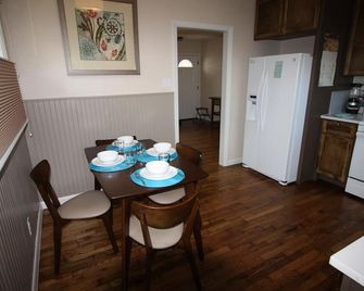 Wonderful 2/1 in Bouldin area.Walk to food trailers, Zilker and Barton Springs! - Austin - Dining room