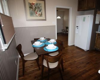 Wonderful 2/1 in Bouldin area.Walk to food trailers, Zilker and Barton Springs! - Austin - Dining room
