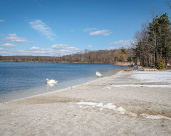 Dock and Sunroom Waterfront Home Near Kalahari! - Pocono Summit - Playa