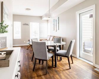 Luxury Downtown Townhome Private Garage Unit 9 - Cleveland - Dining room