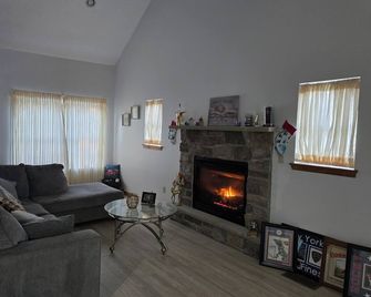 Charming 3-Bedroom House Must Be A Land Owner In Eagle Rock Resort - Hazleton - Wohnzimmer