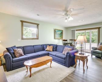 Cottage with Yard and Grill about 21 Mi to Hocking Hills! - Nelsonville - Living room