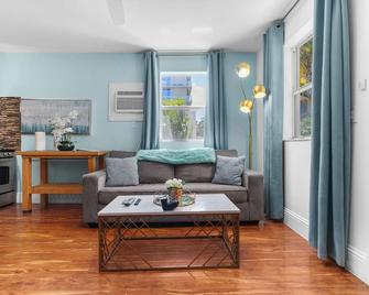 The Pearl Beachside Apartments on Hollywood Beach - Hollywood - Living room