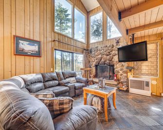 Half Mile to Ski Slopes Conway Condo with Hot Tub! - Conway - Wohnzimmer