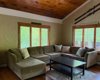 Beautiful Chalet Style Home with Seasonal Mountains Views in North Conway, NH - Conway - Salon