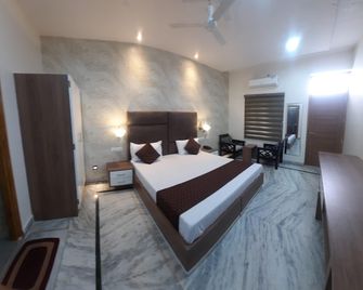 Hotel O 820574 The Highclass Hotel - Bathinda - Bedroom