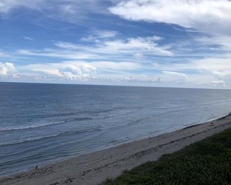 Luxurious penthouse condo overlooking the ocean, shoreline and the intercostal - Hutchinson Island - Beach