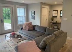 Modern 3-bed Farmhouse, Terre Haute by Mansion - Terre Haute - Living room