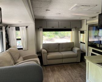 Lakeside Hideaway with Romantic Vibes! Boat dock-boardwalk. Private boat launch. - Newport - Sala de estar