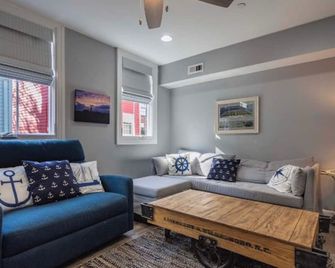Fleet St Retreat in Downtown - Great Location! - Annapolis - Living room