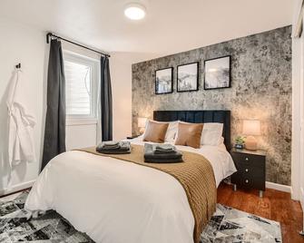 Adorable 2-Bedroom Modern Basement - דנבר - חדר שינה