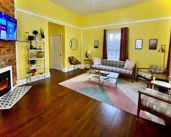 Cozy Victorian in the Center of downtown Morganton (Dog Friendly!) - Morganton - Obývací pokoj